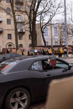 Savaş esirlerini desteklemek için toplanan siyah araba Kyiv, Ukrayna