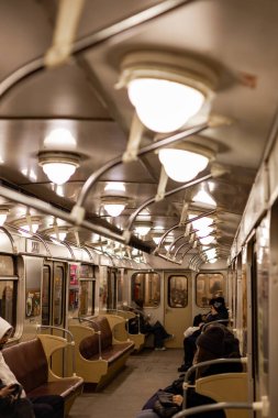 Metro vagonunun içi ve ışıkları.