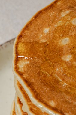 Bej arkaplanda taze krep yığını