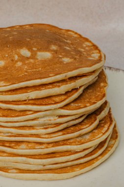 Bej arkaplanda taze krep yığını