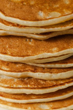 Bej arkaplanda taze krep yığını