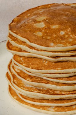 Bej arkaplanda taze krep yığını