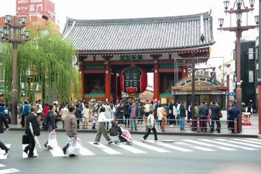 Asakusdaki Sensoji tapınağı. Asakusa bölgesindeki Sensoji tapınağı Tokyo 'daki en eski tapınaktır..