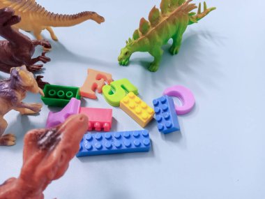 Bir grup plastik oyuncak dinozor. Kid Dino Oyuncakları Arkaplan Kavramı