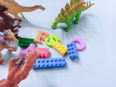 Bir grup plastik oyuncak dinozor. Kid Dino Oyuncakları Arkaplan Kavramı