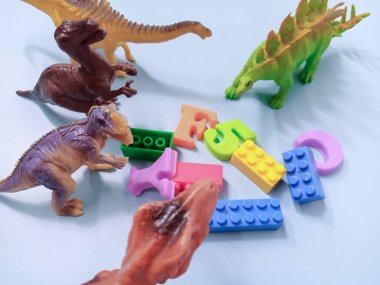 Bir grup plastik oyuncak dinozor. Kid Dino Oyuncakları Arkaplan Kavramı