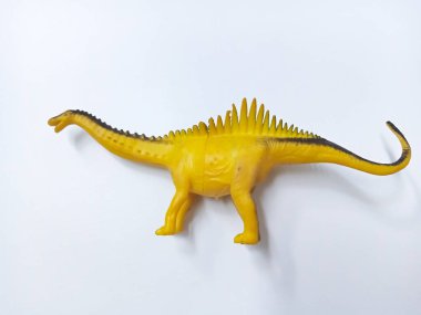 Brachiosaurus dinozor oyuncak figürü. Beyaz arka planda izole edilmiş plastik dinozor oyuncağı. Brachiosaurus, Kuzey Amerika 'da yaşayan bir Sauropod dinozor cinsidir.