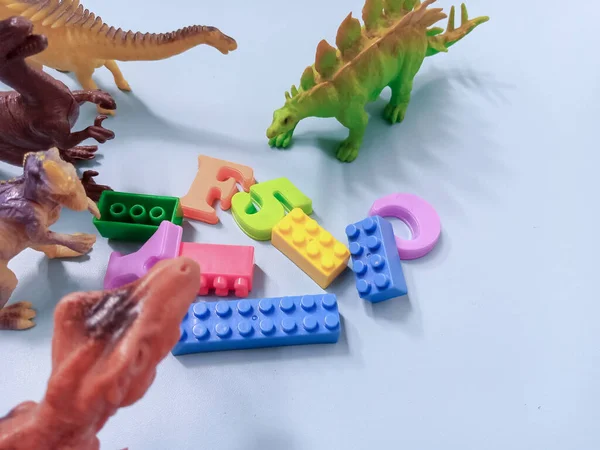 Bir grup plastik oyuncak dinozor. Kid Dino Oyuncakları Arkaplan Kavramı