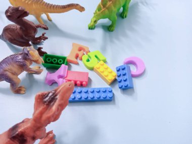 Bir grup plastik oyuncak dinozor. Kid Dino Oyuncakları Arkaplan Kavramı