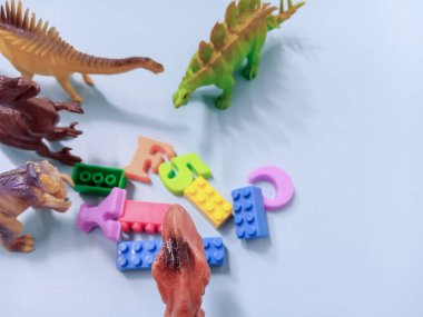 Bir grup plastik oyuncak dinozor. Kid Dino Oyuncakları Arkaplan Kavramı