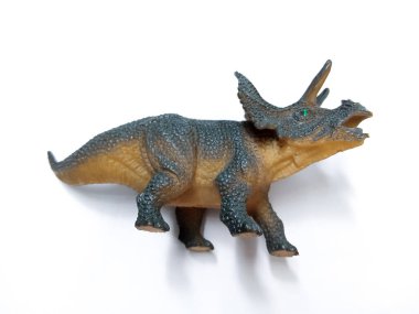Triceratops dinozor oyuncak figürü. Beyaz arka planda izole edilmiş plastik dinozor oyuncağı. Triceratops, otçul chasmosaurine ceratopsid dinozor cinsidir.
