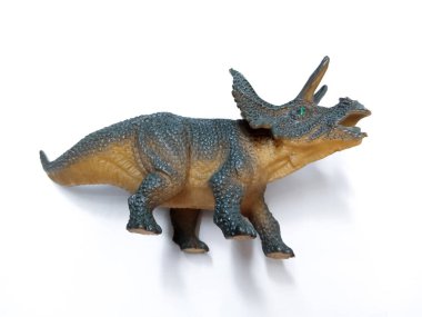 Triceratops dinozor oyuncak figürü. Beyaz arka planda izole edilmiş plastik dinozor oyuncağı. Triceratops, otçul chasmosaurine ceratopsid dinozor cinsidir.