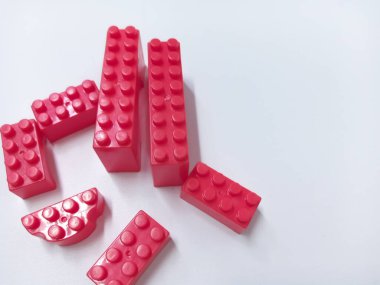 Kırmızı Eğitim Oyuncaklarını Kapat Tuğla Blokları Beyaz Arkaplanda izole edildi