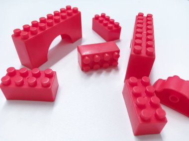 Kırmızı Eğitim Oyuncaklarını Kapat Tuğla Blokları Beyaz Arkaplanda izole edildi