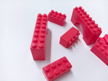 Kırmızı Eğitim Oyuncaklarını Kapat Tuğla Blokları Beyaz Arkaplanda izole edildi