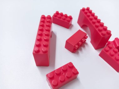 Kırmızı Eğitim Oyuncaklarını Kapat Tuğla Blokları Beyaz Arkaplanda izole edildi