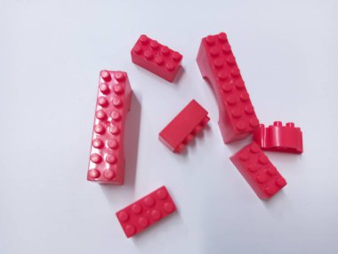 Kırmızı Eğitim Oyuncaklarını Kapat Tuğla Blokları Beyaz Arkaplanda izole edildi