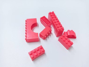 Kırmızı Eğitim Oyuncaklarını Kapat Tuğla Blokları Beyaz Arkaplanda izole edildi