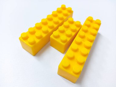 Sarı Eğitimli Oyuncakları Kapat Tuğla Blokları Beyaz Arkaplanda izole edildi