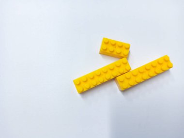 Sarı Eğitimli Oyuncakları Kapat Tuğla Blokları Beyaz Arkaplanda izole edildi