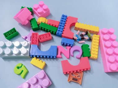 Çocuk oyuncakları geçmişi. Gökyüzü mavi arka planında renkli bloklar ve alfabe oyuncakları.