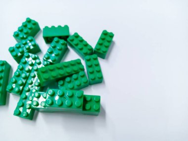 Yeşil Eğitim Oyuncaklarını Kapat Tuğla Blokları Beyaz Arkaplanda izole edildi