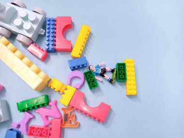 Çocuk oyuncakları geçmişi. Gökyüzü mavi arka planında renkli bloklar ve alfabe oyuncakları.