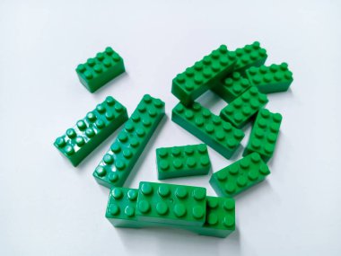 Yeşil Eğitim Oyuncaklarını Kapat Tuğla Blokları Beyaz Arkaplanda izole edildi