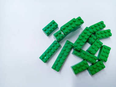 Yeşil Eğitim Oyuncaklarını Kapat Tuğla Blokları Beyaz Arkaplanda izole edildi