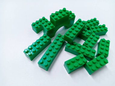 Yeşil Eğitim Oyuncaklarını Kapat Tuğla Blokları Beyaz Arkaplanda izole edildi