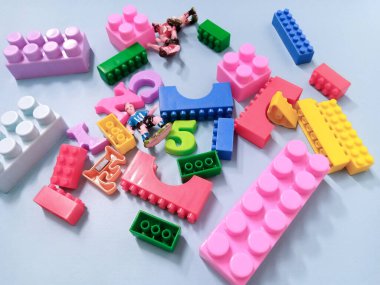 Çocuk oyuncakları geçmişi. Gökyüzü mavi arka planında renkli bloklar ve alfabe oyuncakları.