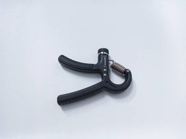 Beyaz arka planda izole edilmiş Siyah Ayarlanabilir El Tutma Güçlendiricisi. Sporcular ve El Rehabilitasyon Egzersizleri için el egzersizi tutucu