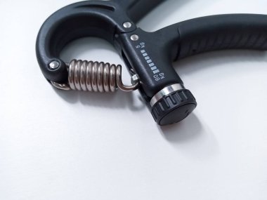 Beyaz arka planda izole edilmiş Siyah Ayarlanabilir El Tutma Güçlendiricisi. Sporcular ve El Rehabilitasyon Egzersizleri için el egzersizi tutucu