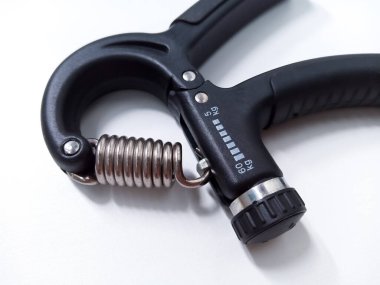 Beyaz arka planda izole edilmiş Siyah Ayarlanabilir El Tutma Güçlendiricisi. Sporcular ve El Rehabilitasyon Egzersizleri için el egzersizi tutucu