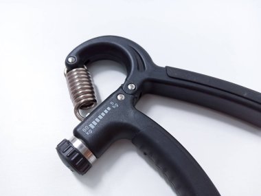 Beyaz arka planda izole edilmiş Siyah Ayarlanabilir El Tutma Güçlendiricisi. Sporcular ve El Rehabilitasyon Egzersizleri için el egzersizi tutucu