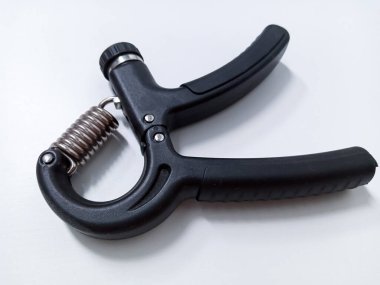 Beyaz arka planda izole edilmiş Siyah Ayarlanabilir El Tutma Güçlendiricisi. Sporcular ve El Rehabilitasyon Egzersizleri için el egzersizi tutucu