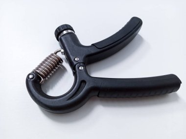 Beyaz arka planda izole edilmiş Siyah Ayarlanabilir El Tutma Güçlendiricisi. Sporcular ve El Rehabilitasyon Egzersizleri için el egzersizi tutucu