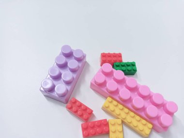 Çocuk oyuncakları geçmişi. Gökyüzü mavi arka planında renkli bloklar ve alfabe oyuncakları.