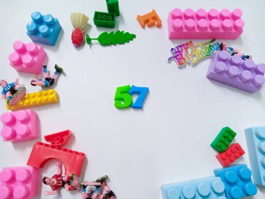 Çocuk renkli plastik blok tuğlaları. Beyaz arka planda renkli çocuk oyuncakları