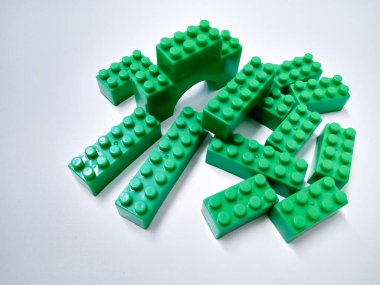 Yeşil Eğitim Oyuncaklarını Kapat Tuğla Blokları Beyaz Arkaplanda izole edildi