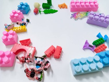 Çocuk renkli plastik blok tuğlaları. Beyaz arka planda renkli çocuk oyuncakları
