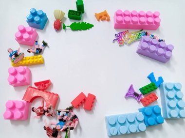 Çocuk renkli plastik blok tuğlaları. Beyaz arka planda renkli çocuk oyuncakları