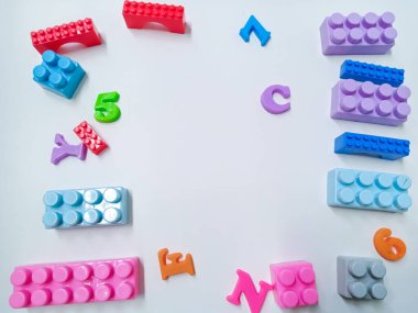 Çocuk oyuncakları geçmişi. Renkli bloklar, alfabe oyuncakları ve Dinazorların oyuncakları beyaz arkaplandaki çerçeveler.