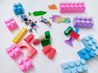 Çocuk renkli plastik blok tuğlaları. Beyaz arka planda renkli çocuk oyuncakları