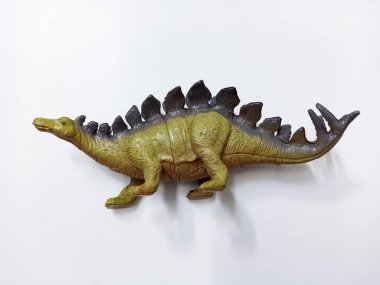 Stegosaurus dinozor oyuncak figürü. Beyaz arka planda izole edilmiş plastik dinozor oyuncağı. Stegosaurus, otçul, dört ayaklı, zırhlı bir dinozor cinsidir.