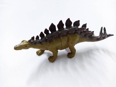 Stegosaurus dinozor oyuncak figürü. Beyaz arka planda izole edilmiş plastik dinozor oyuncağı. Stegosaurus, otçul, dört ayaklı, zırhlı bir dinozor cinsidir.