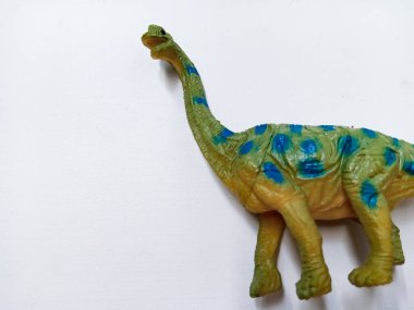 Apatosaurus dinozor oyuncak figürü. Beyaz arka planda izole edilmiş plastik dinozor oyuncağı. Apatosaurus, otçul bir Sauropod dinozor cinsidir.