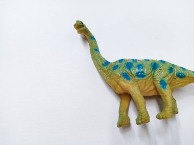 Apatosaurus dinozor oyuncak figürü. Beyaz arka planda izole edilmiş plastik dinozor oyuncağı. Apatosaurus, otçul bir Sauropod dinozor cinsidir.