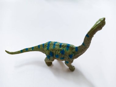 Apatosaurus dinozor oyuncak figürü. Beyaz arka planda izole edilmiş plastik dinozor oyuncağı. Apatosaurus, otçul bir Sauropod dinozor cinsidir.