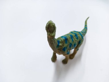 Apatosaurus dinozor oyuncak figürü. Beyaz arka planda izole edilmiş plastik dinozor oyuncağı. Apatosaurus, otçul bir Sauropod dinozor cinsidir.